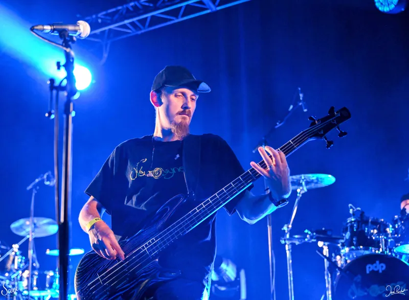 Nevrosyne en concert au 6MIC à Aix-en-Provence le 16 juin 2023 - bassiste en live