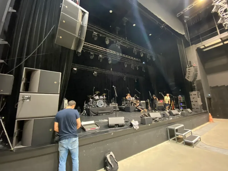 Nevrosyne en concert au 6MIC à Aix-en-Provence le 16 juin 2023 - mise en place