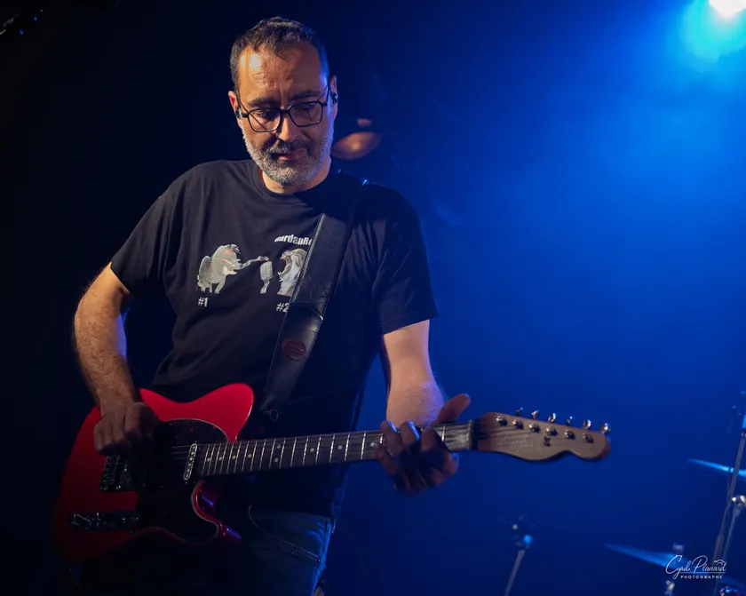 Nevrosyne en live au Gardanne Rock Fest le 04 avril 2025 - guitariste en live