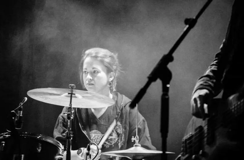 Nevrosyne en live au Gardanne Rock Fest le 01 avril 2023 - batteuse