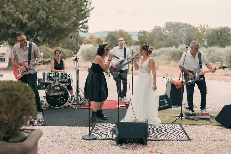 Nevrosyne en soirée mariage à Puyloubier en 2024